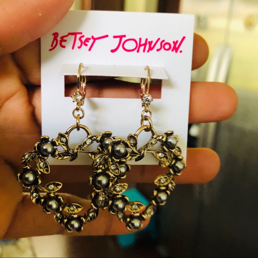 Betsey Johnson floral vine faux pearl heart earrin - Picture 3 of 3
